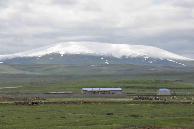 Kars’ta Yüksek Kesimlere Kar Yağdı