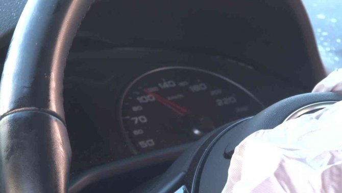 Kartal’da Otomobil Bariyerlere Saplandı, Sürücü Ağır Yaralandı