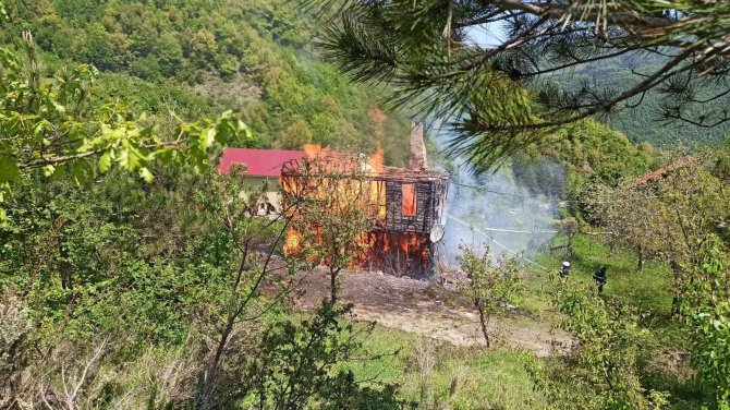İ̇ki Katlı Ahşap Ev Alev Alev Yandı