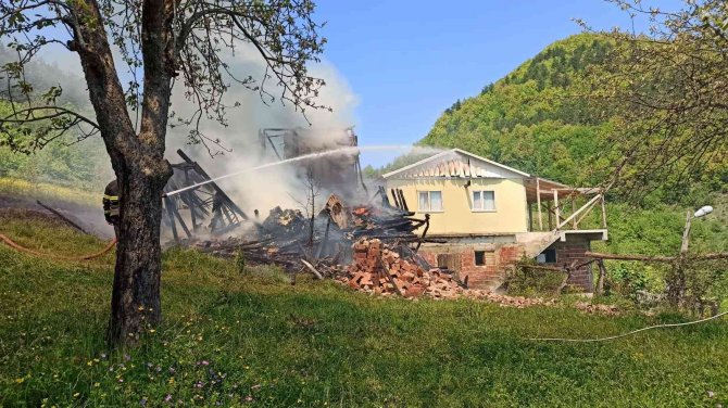 İ̇ki Katlı Ahşap Ev Alev Alev Yandı