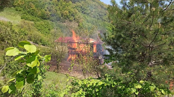 İ̇ki Katlı Ahşap Ev Alev Alev Yandı