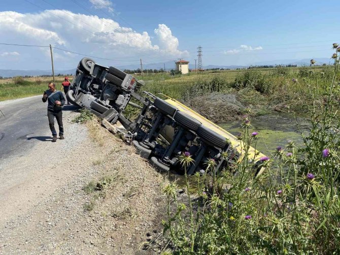 Söke’de Kamyon Sulama Kanalına Devrildi
