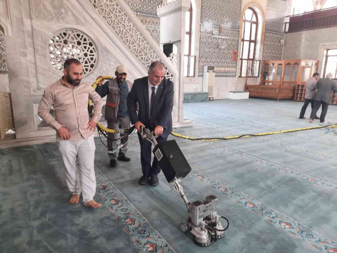 Kilis’te 162 Caminin Halıları Temizlendi