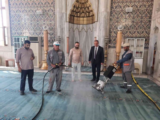 Kilis’te 162 Caminin Halıları Temizlendi