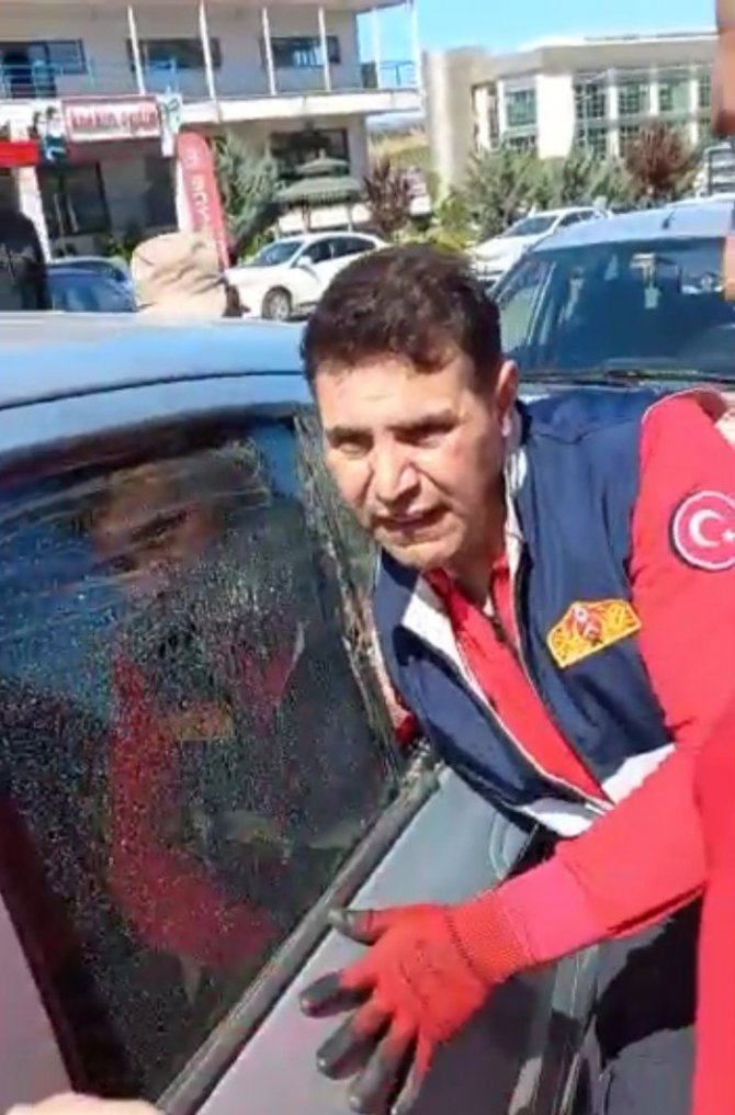Otomobilde Mahsur Kalan Bebeği İtfaiye Kurtardı