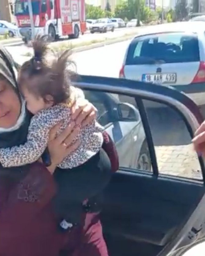 Otomobilde Mahsur Kalan Bebeği İtfaiye Kurtardı