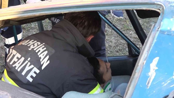 Köpeğe Çarpmamak İçin Direksiyonu Kırdı, Metrelerce Savruldu