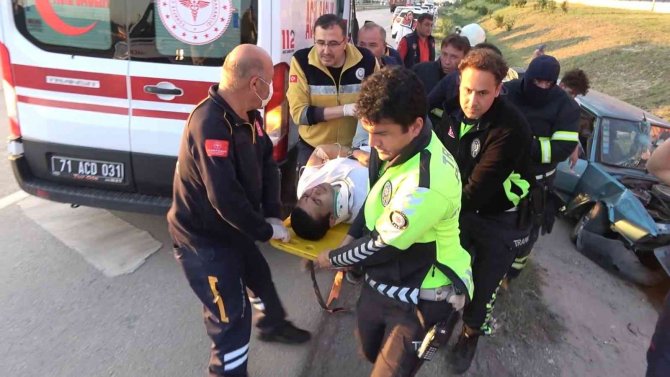 Köpeğe Çarpmamak İçin Direksiyonu Kırdı, Metrelerce Savruldu