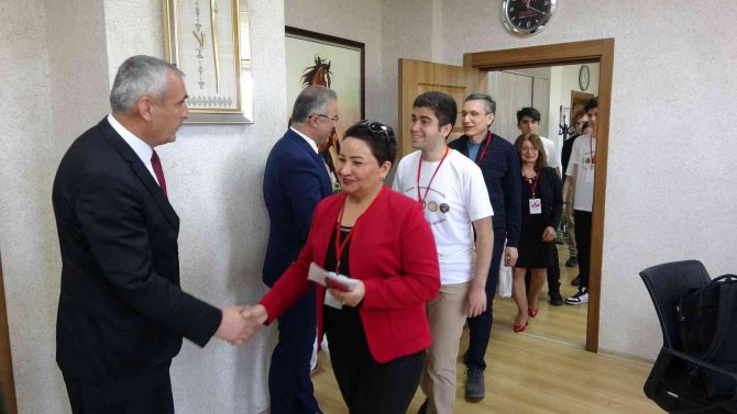 "Tarih Şuurunu Milletlerin Hafızasında Canlı Tutmak Ve Milli Kültürle Beslemek Gerekir"