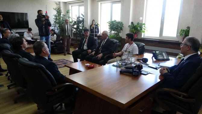 "Tarih Şuurunu Milletlerin Hafızasında Canlı Tutmak Ve Milli Kültürle Beslemek Gerekir"