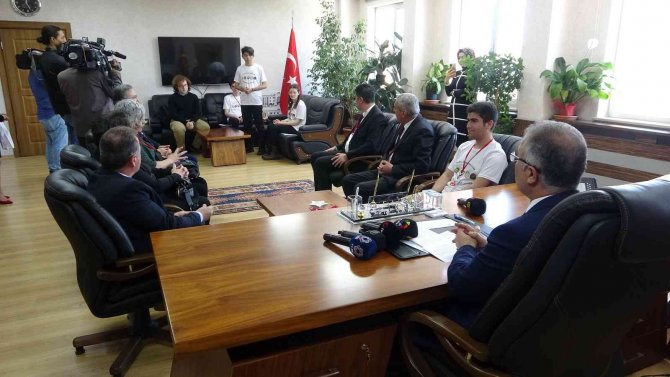 "Tarih Şuurunu Milletlerin Hafızasında Canlı Tutmak Ve Milli Kültürle Beslemek Gerekir"