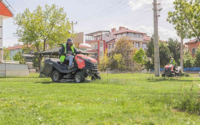 Kütahya’da Park Ve Bahçelerde Çim Biçme Çalışmaları