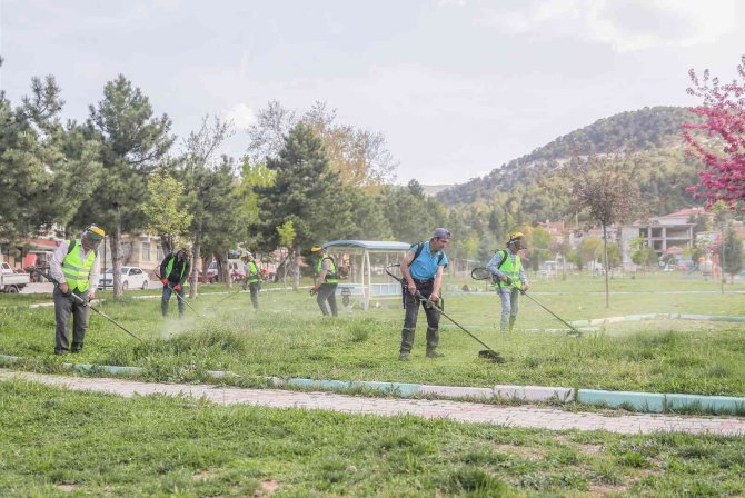 Kütahya’da Park Ve Bahçelerde Çim Biçme Çalışmaları
