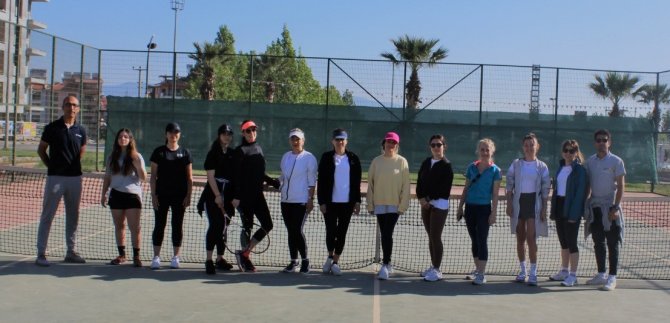 Kadınlar Tenis Turnuvasında Şampiyon Nas Gürsel Oldu