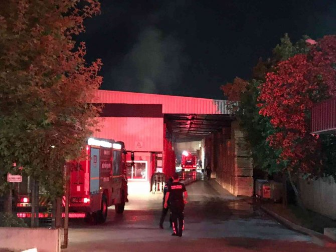 Manisa Organize Sanayi Bölgesinde Fabrika Yangını