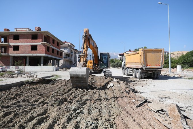 Merkezefendi’de Sıcak Asfalt Çalışmaları Devam Ediyor