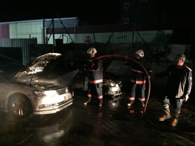 Tır Pazarında Çıkan Yangında 3 Araç Zarar Gördü