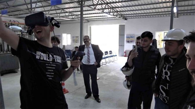 Öğrencilere Vr Gözlüklü İş Sağlığı Ve Güvenliği Eğitimi