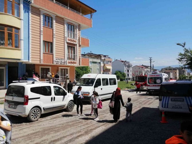 Annesi Kardeşini Banyo Yaptırırken Kapıyı Kilitledi, Evdekiler Mahsur Kaldı