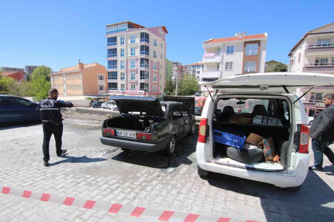 Hastane Bahçesinde Otomobil Yandı