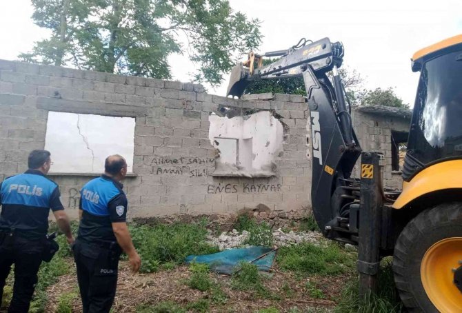Osmaniye’de Metruk Binalar Yıkılıyor