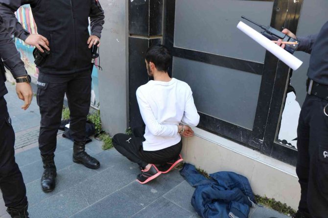 İ̇kinci Yabancı Gencin Makaslı Ve Taşlı Kavgası Kamerada