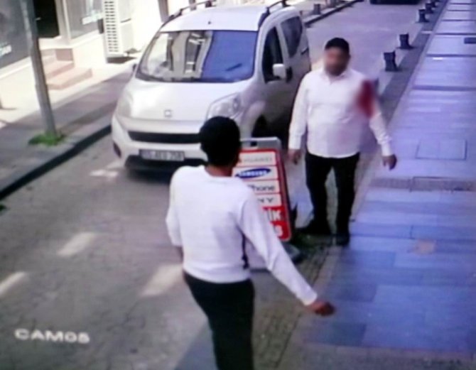 İ̇kinci Yabancı Gencin Makaslı Ve Taşlı Kavgası Kamerada