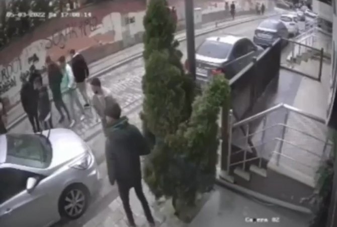 Sancaltepe’de Silahlı Kavga Kamerada: Saldıran Husumetlisine Kurşun Yağdırdı