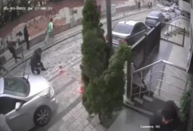 (Düzeltme) Sancaktepe’de Silahlı Kavga Kamerada: Saldıran Husumetlisine Kurşun Yağdırdı