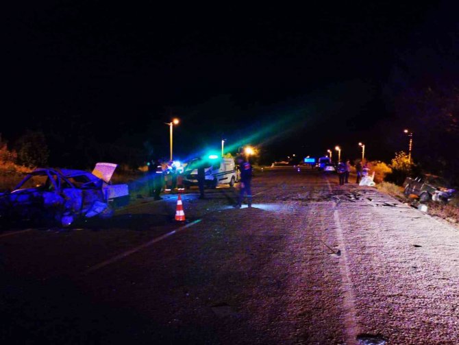 Seydikemer’de Otomobil İle Kamyonet Çarpıştı: 1 Ölü, 3 Yaralı