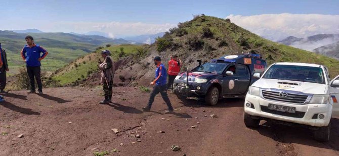 Siirt’te Mayıs’ta Kar Yağdı, 10 Kişilik Aileyi Donmaktan Ekipler Kurtardı