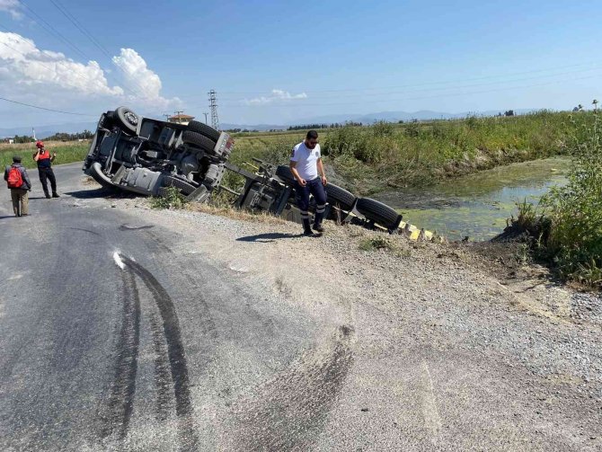 Söke’de Kamyon Sulama Kanalına Devrildi