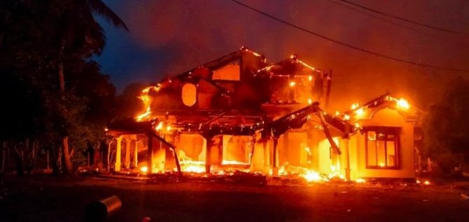 Sri Lanka’da Göstericiler Başbakanın Ve Siyasilerin Evlerini Yaktı