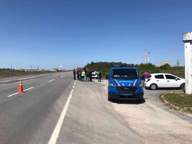 Feci Kazada Kamyon Otomobile Çarptı