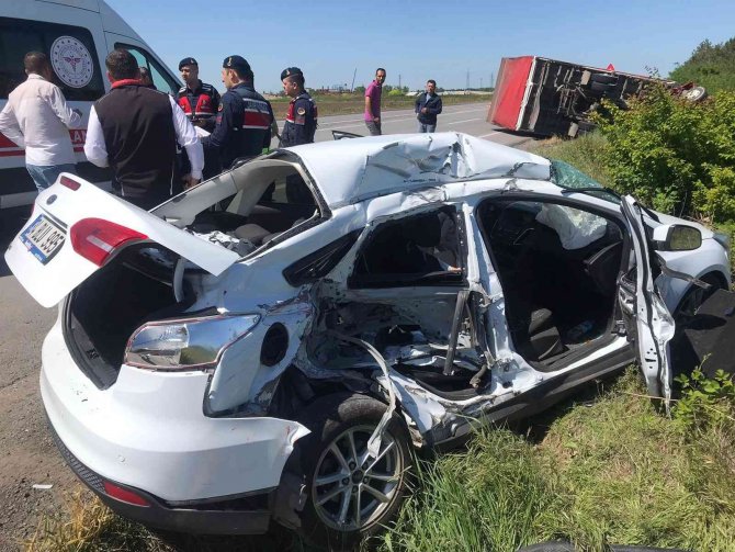 Feci Kazada Kamyon Otomobile Çarptı