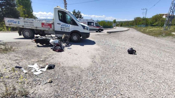 Motosiklet İle Kamyonet Çarpıştı: 1 Yaralı