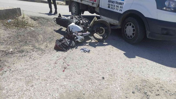 Motosiklet İle Kamyonet Çarpıştı: 1 Yaralı
