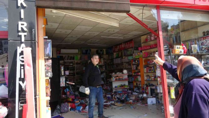 Trabzon’da Araç Kırtasiye Dükkanına Girdi, O Anlar Kameraya Yansıdı