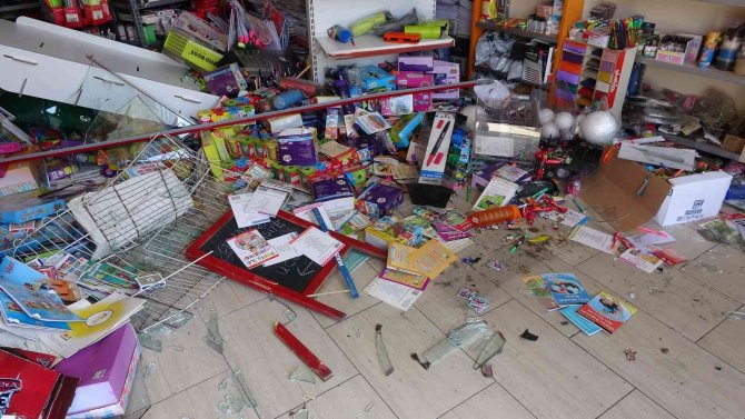 Trabzon’da Araç Kırtasiye Dükkanına Girdi, O Anlar Kameraya Yansıdı