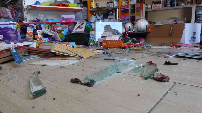 Trabzon’da Araç Kırtasiye Dükkanına Girdi, O Anlar Kameraya Yansıdı