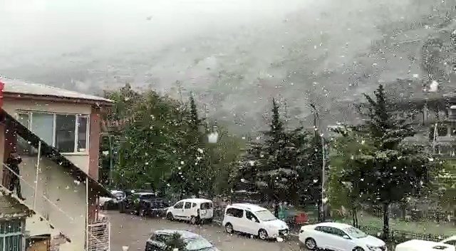 Nisan Karı, 3 Bin Rakımlı Karabet Geçidi’nde Etkili Oluyor