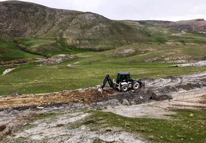 Van Büyükşehir Belediyesinden Yol Onarım Çalışması