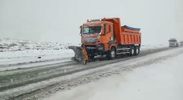 Tendürek Geçidi’nde Kar Yağışı Trafikte Aksamalara Neden Oluyor