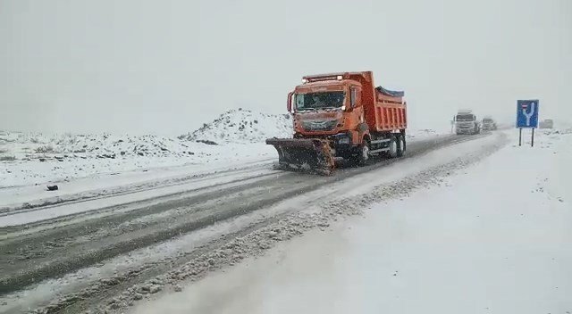 Tendürek Geçidi’nde Kar Yağışı Trafikte Aksamalara Neden Oluyor