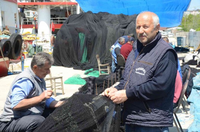 Balıkçıların Ağ Bakım Mesaisi