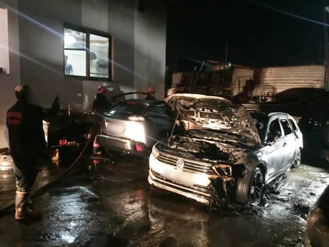 Tır Pazarında Çıkan Yangında 3 Araç Zarar Gördü