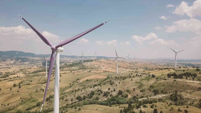 Aydem Yenilenebilir Enerji İlk Çeyrekte Gelirini 3 Kat Artırdı