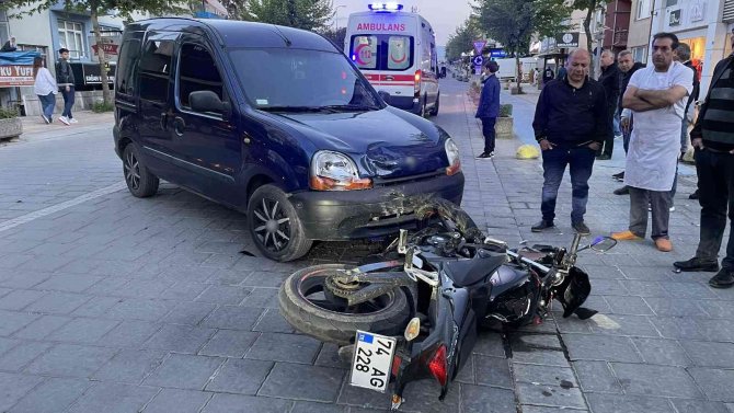 Kavşaktan Dönen Araç Motosiklete Çarptı: 2 Yaralı