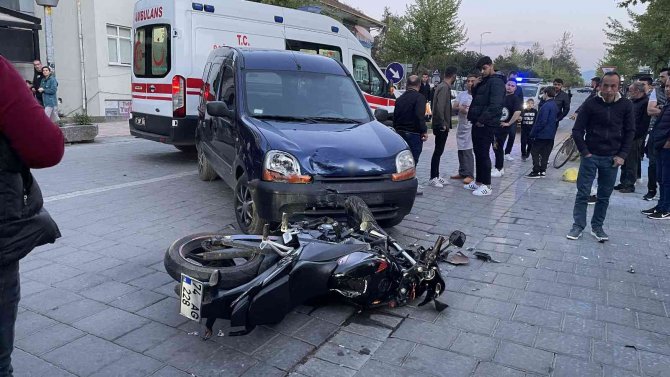 Kavşaktan Dönen Araç Motosiklete Çarptı: 2 Yaralı