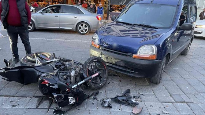 Kavşaktan Dönen Araç Motosiklete Çarptı: 2 Yaralı